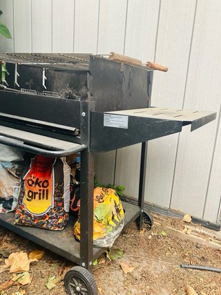 Barbacoa de carbón con accesorios y 2 sacos  de ca