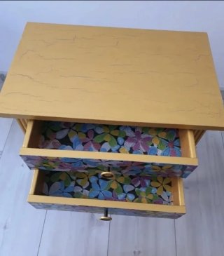Mesita de noche restaurada floral