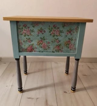 Mesita de noche restaurada floral