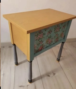 Mesita de noche restaurada floral