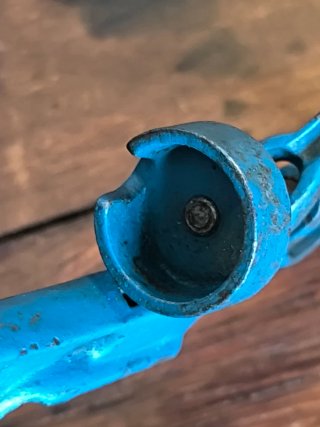 Antigua herramienta para rebordear cartuchos