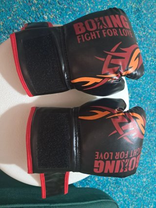 Guantes de boxeo infantiles negros y rojos