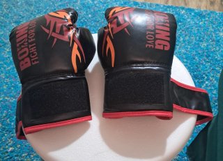 Guantes de boxeo infantiles negros y rojos