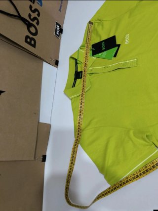 Polo BOSS verde con etiqueta