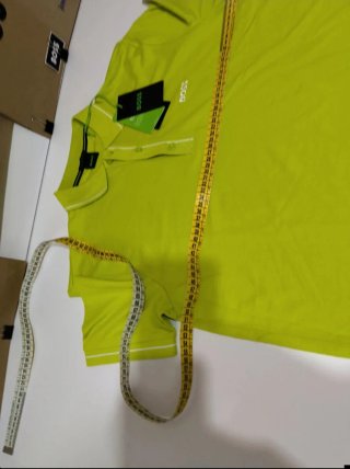 Polo BOSS verde con etiqueta