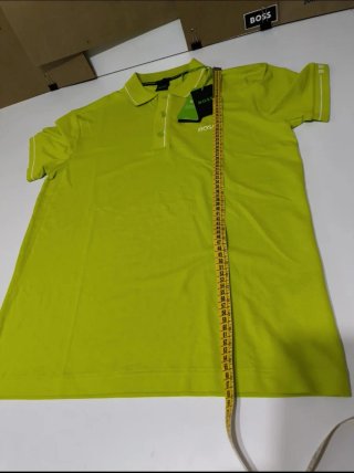 Polo BOSS verde con etiqueta