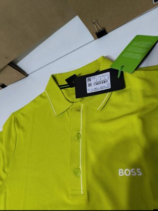 Polo BOSS verde con etiqueta