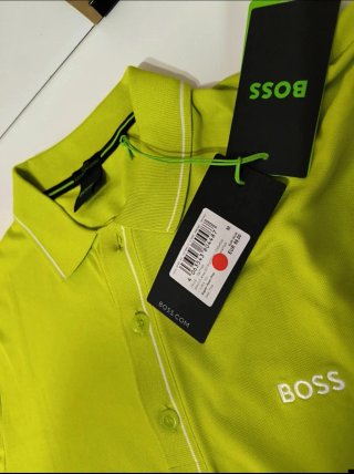 Polo BOSS verde con etiqueta
