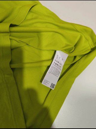 Polo BOSS verde con etiqueta
