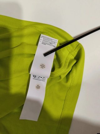 Polo BOSS verde con etiqueta