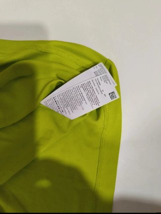 Polo BOSS verde con etiqueta