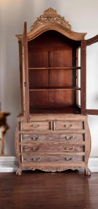 Mueble  estilo Luis XV madera y cristal