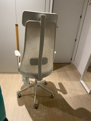 Silla de oficina Ikea blanca con ruedas nueva