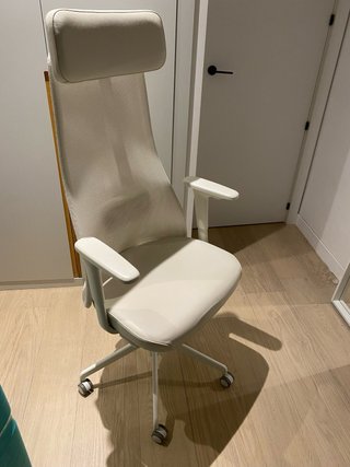 Silla de oficina Ikea blanca con ruedas nueva