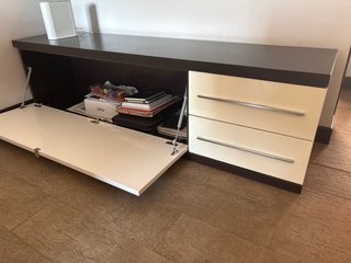 Mueble de salón modular blanco y negro