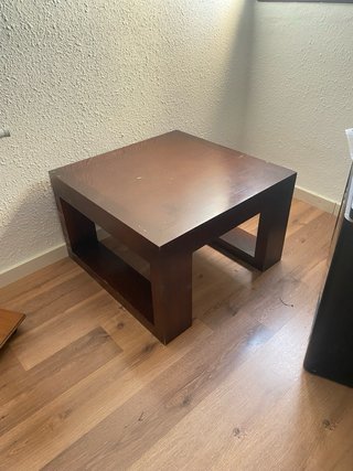 Mesa auxiliar de madera oscura
