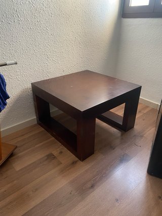 Mesa auxiliar de madera oscura