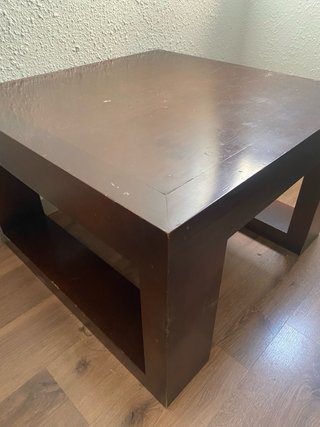 Mesa auxiliar de madera oscura