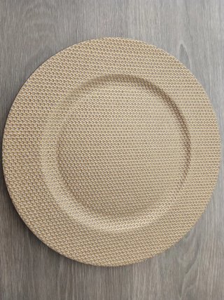 Bajo platos decorativos beige y dorado