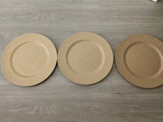 Bajo platos decorativos beige y dorado