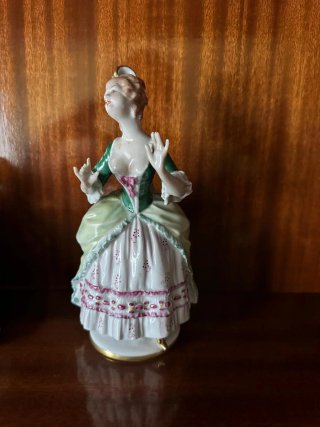 Lote 5 figuras porcelana estilo antiguo