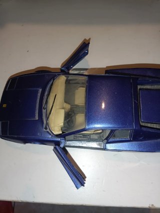 Coche de chapa azul metálico