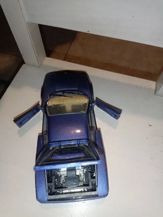 Coche de chapa azul metálico
