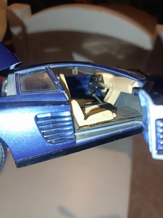 Coche de chapa azul metálico