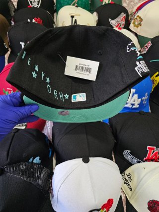 Gorra New Era Negra con Diseños talla 7 1/2