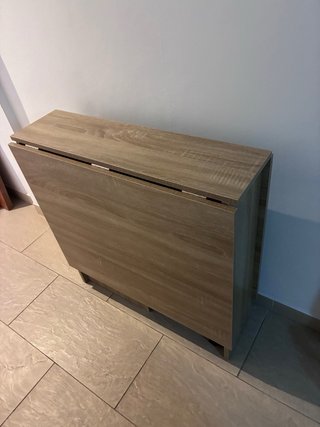 Mesa plegable madera con ruedas.