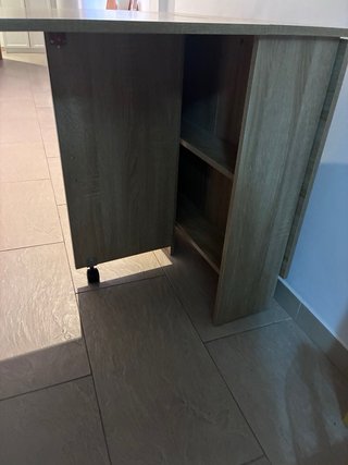 Mesa plegable madera con ruedas.