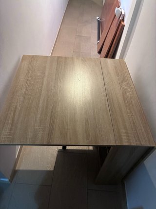 Mesa plegable madera con ruedas.