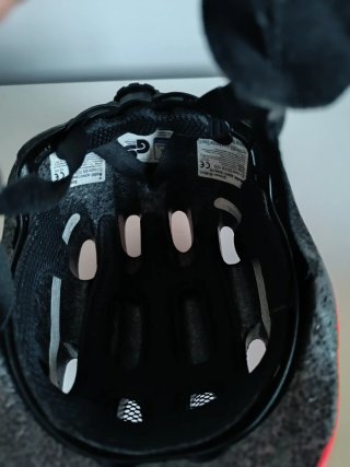 Casco de bici rojo ABUS para niño
