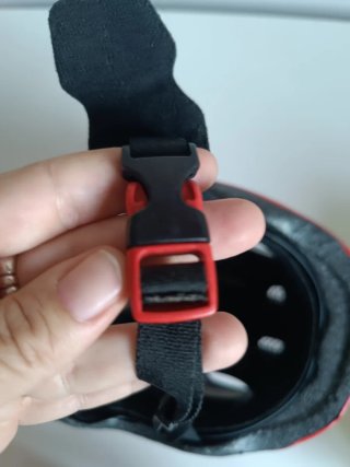 Casco de bici rojo ABUS para niño