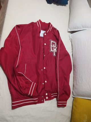 Chaqueta Roja Estilo Universitario