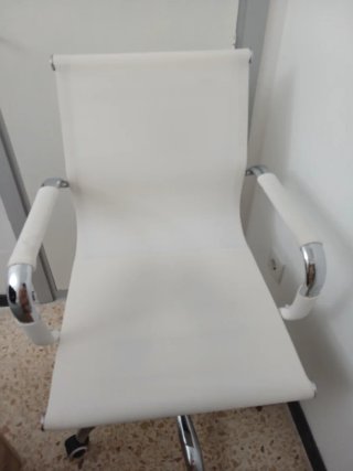 Silla de escritorio blanca y plateada