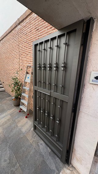 Puerta metálica pinturas interior