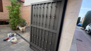Puerta metálica pinturas interior