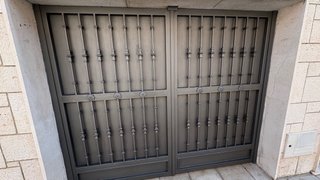 Puerta metálica pinturas interior