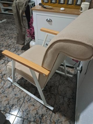Butaca mecedora beige y madera