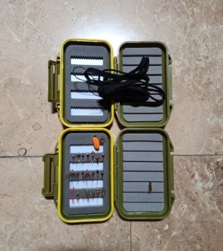 Caja de ninfas de pesca