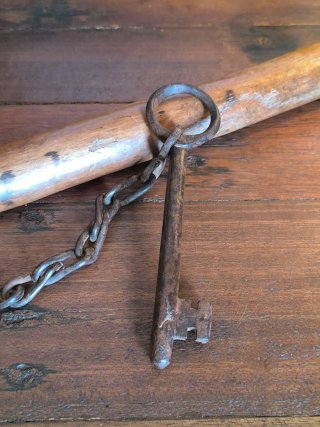 Antigüedad. Gran llave de forja con cadena.