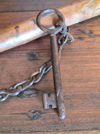 Antigüedad. Gran llave de forja con cadena.