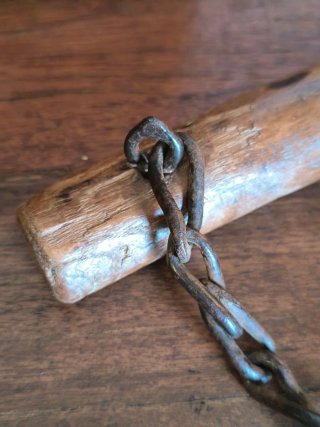 Antigüedad. Gran llave de forja con cadena.