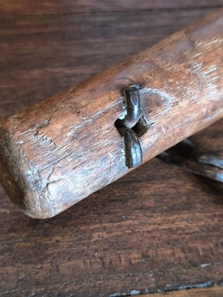 Antigüedad. Gran llave de forja con cadena.