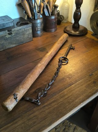 Antigüedad. Gran llave de forja con cadena.