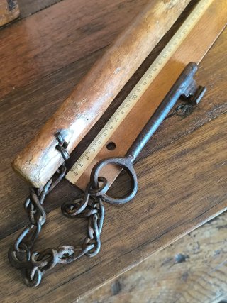 Antigüedad. Gran llave de forja con cadena.