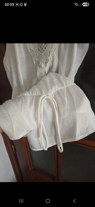 Blusa blanca fluida y elegante