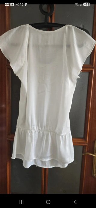 Blusa blanca fluida y elegante