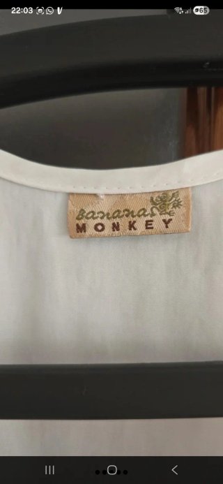 Blusa blanca fluida y elegante